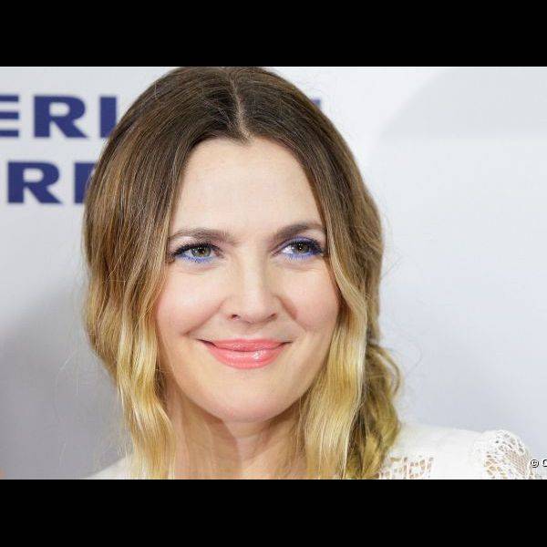 A atriz Drew Barrymore investiu nos olhos contornados com azul para prestigiar a pr?-estreia do filme 'J? Sinto Saudades'